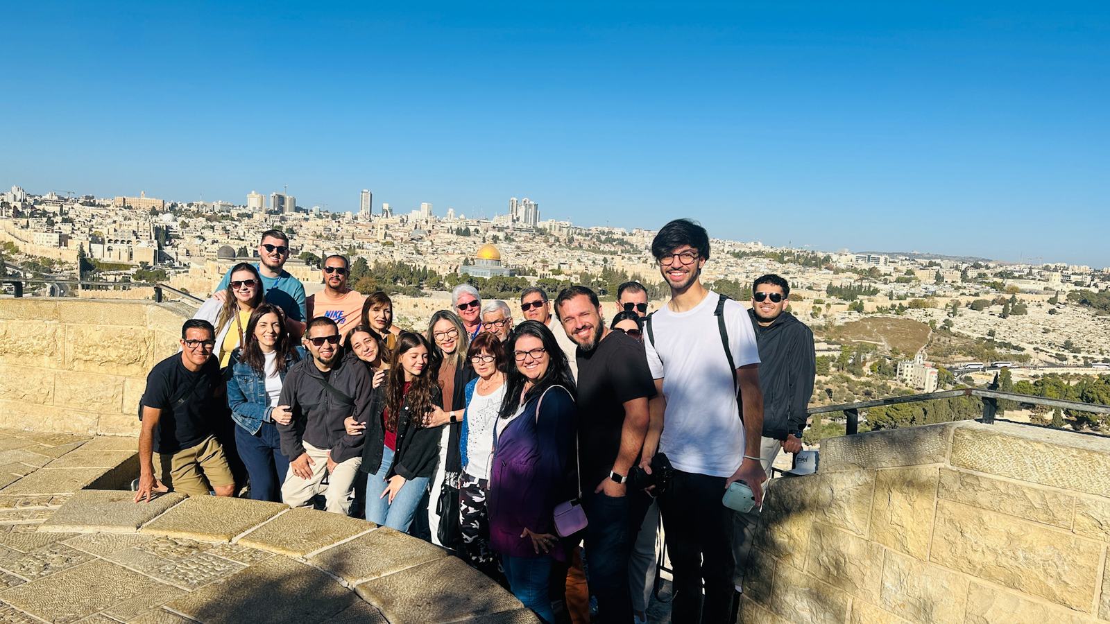 Grupo da Beit Tur no Monte das Oliveiras, com a Cidade Antiga de Jerusalém ao fundo
